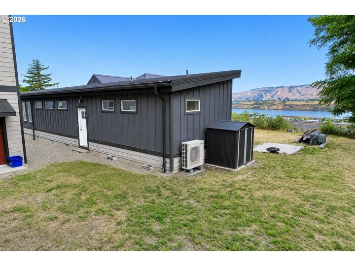 Property Photo:  910 Clark St  OR 97058 