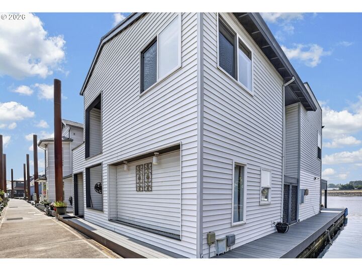 Property Photo:  2630 N Hayden Island Dr 19  OR 97217 