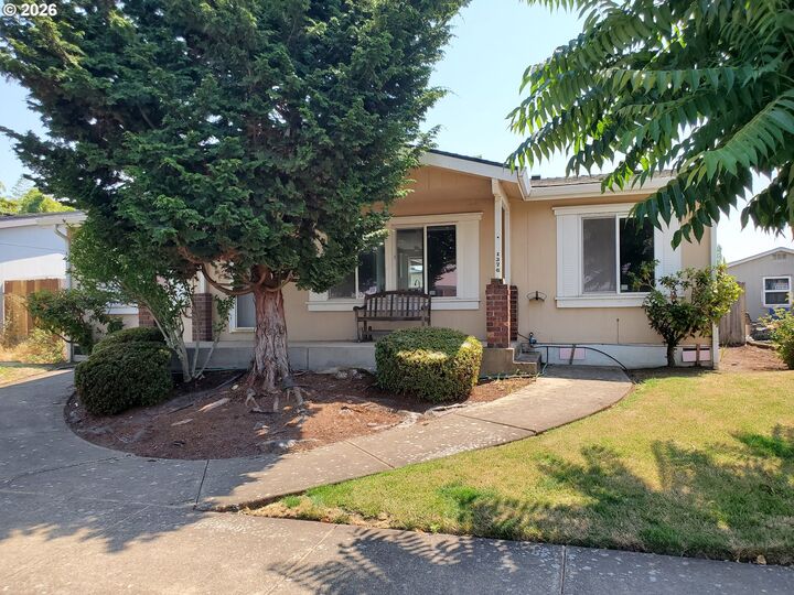 Property Photo: 1376 David Ave OR 97404