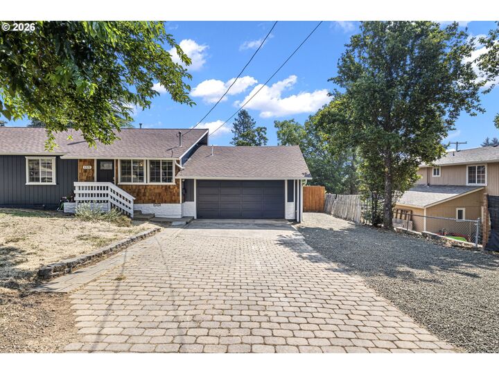 Property Photo: 1121 NE Hawthorne Ave OR 97457