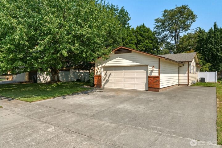 Property Photo:  1907  Sunset Drive  WA 99362 