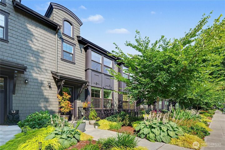 Property Photo:  2111  9th Avenue W 22  WA 98119 