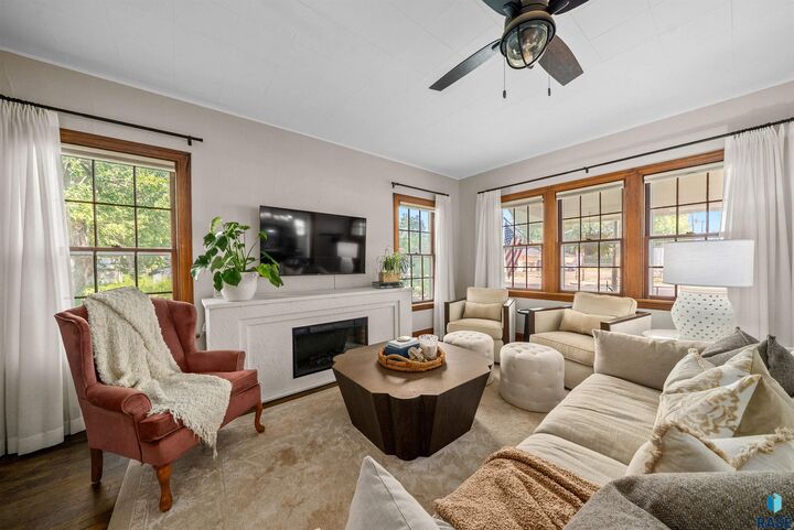 Property Photo: 601 S Prairie Ave SD 57104