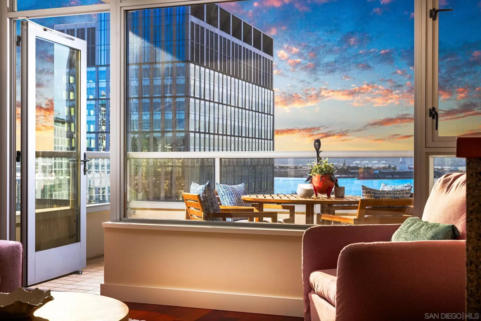 Property Photo: 700 W E St 1502 CA 92101