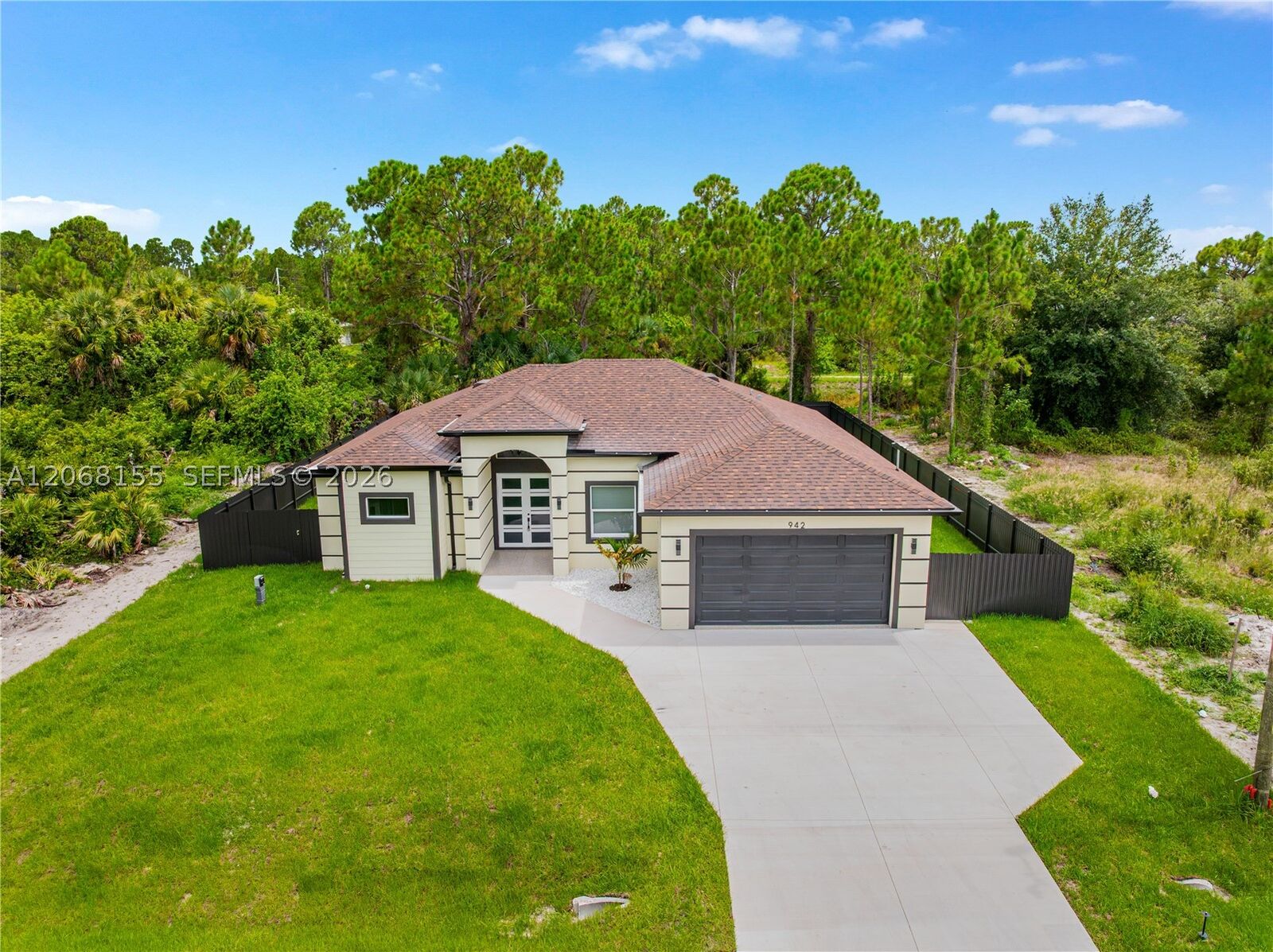 Property Photo:  942 E Kanuga St  FL 33974 