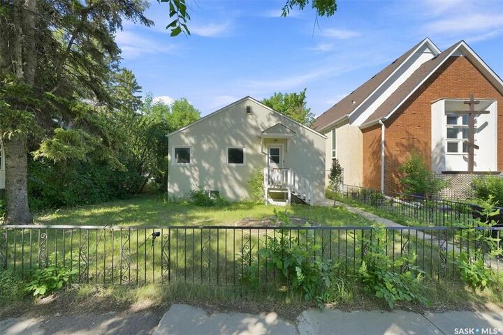 Property Photo: 2204 Lorne Avenue SK S7J 0R9