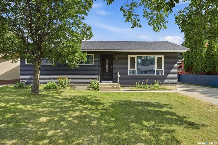 Property Photo:  1809 Arlington Avenue  SK S7H 2Y8 