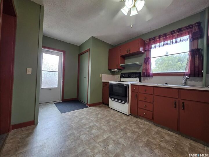 Property Photo: 212 6th Avenue NE SK S9H 2M2