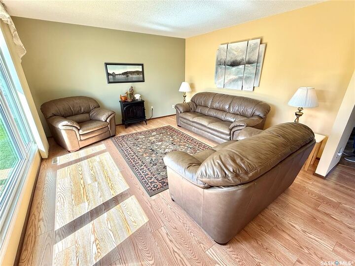 Property Photo:  172 29th Street W  SK S0M 0L0 