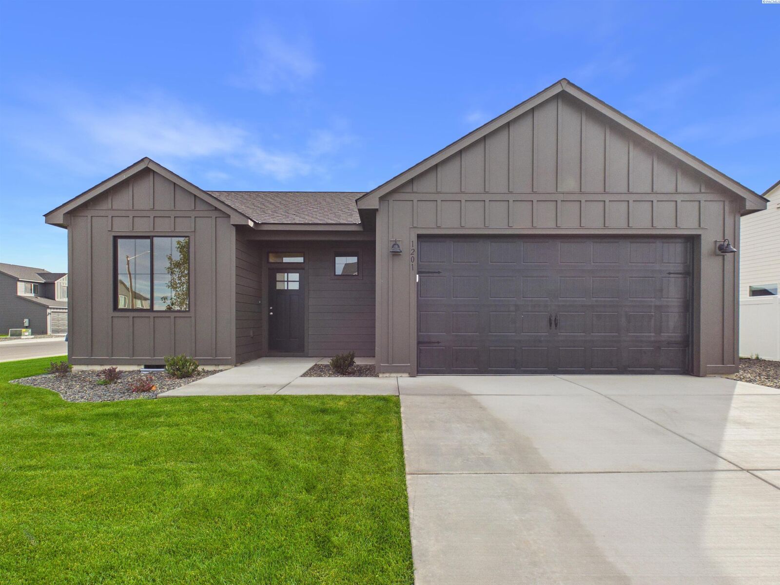 Property Photo: 1201 Topaz Ave WA 98930