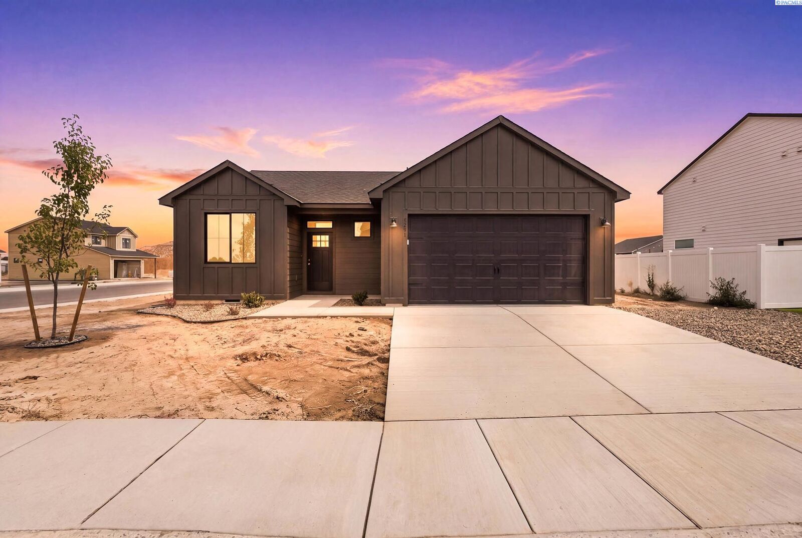 Property Photo:  1201 Topaz Ave  WA 98930 