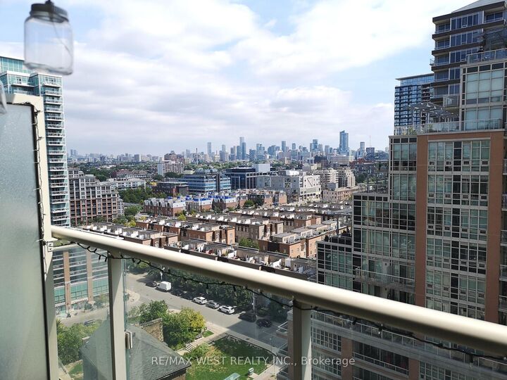 Property Photo: 75 East Liberty Street 1718 ON M6K 3R3