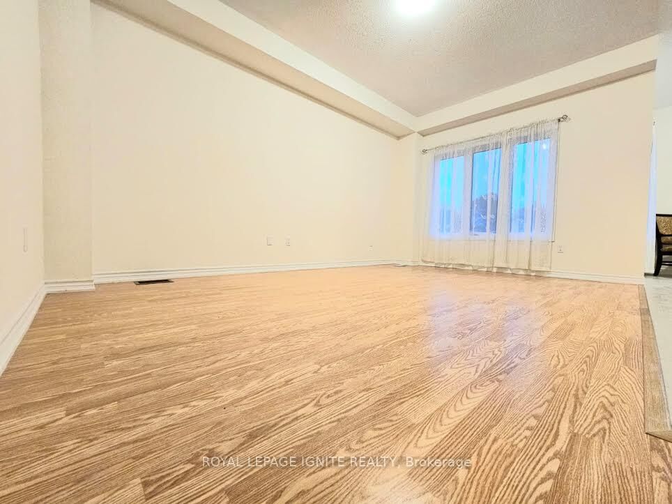 Property Photo:  25 Jack Potts Way  ON L1E 0E8 