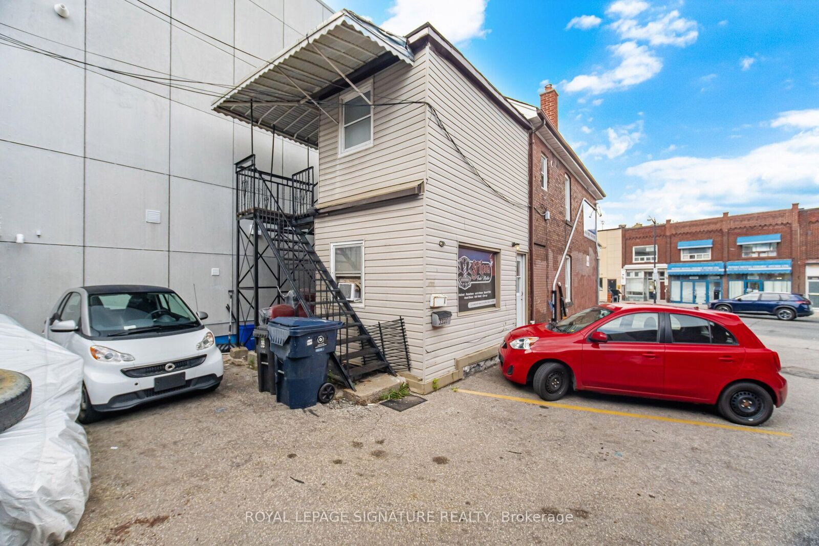Property Photo:  3331 Dundas Street W  ON M6P 2A6 