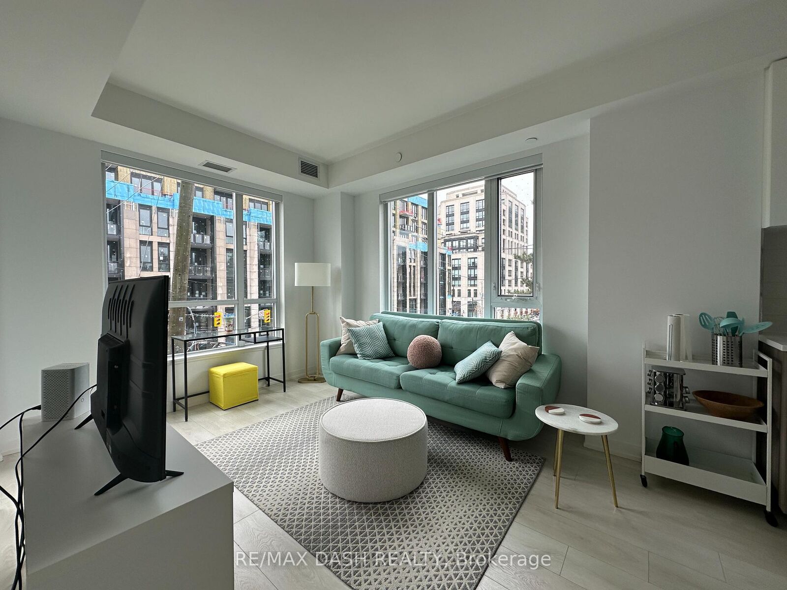 Property Photo:  223 St Clair Avenue W 215  ON M4V 1R3 