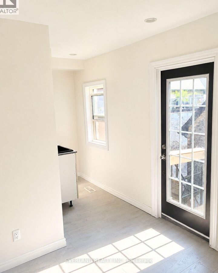 Property Photo:  850 Bathurst Street 301  ON M5R 3G1 