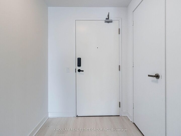 Property Photo: 3900 Confederation Parkway 2212 ON L5B 0M3