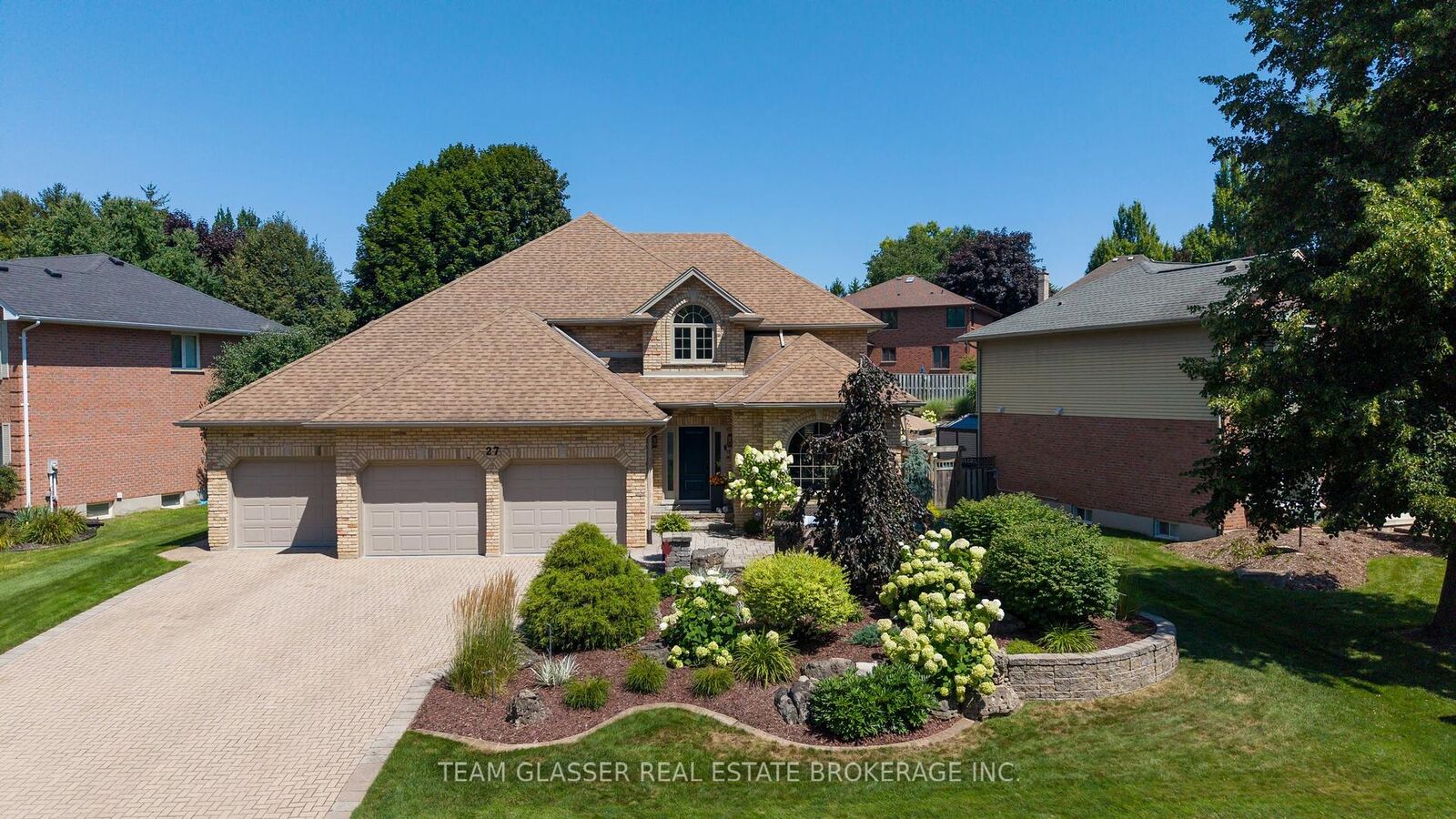 Property Photo: 27 Chestnut Hill ON N6K 4J5