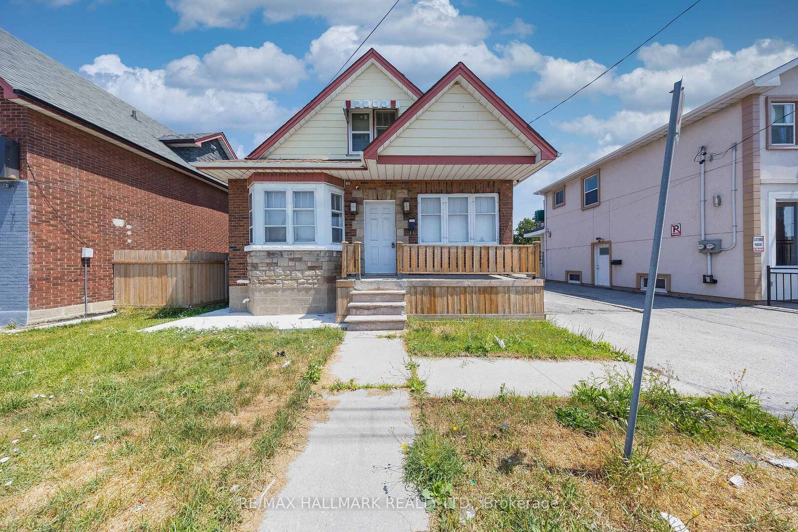 Property Photo: 559 Ritson Road S ON L1H 5K6