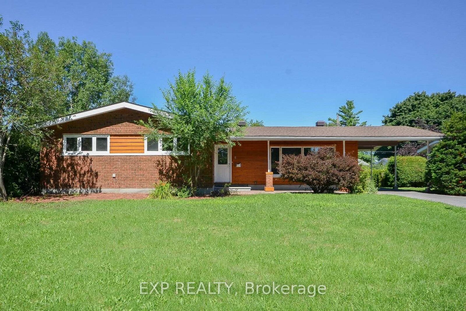 Property Photo: 6 Solva Drive ON K2H 5R5