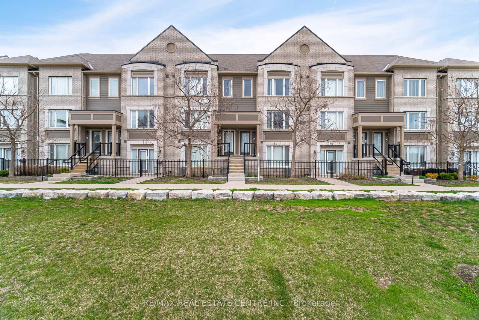 Property Photo: 1 Beckenrose Court 99 ON L6Y 6G2