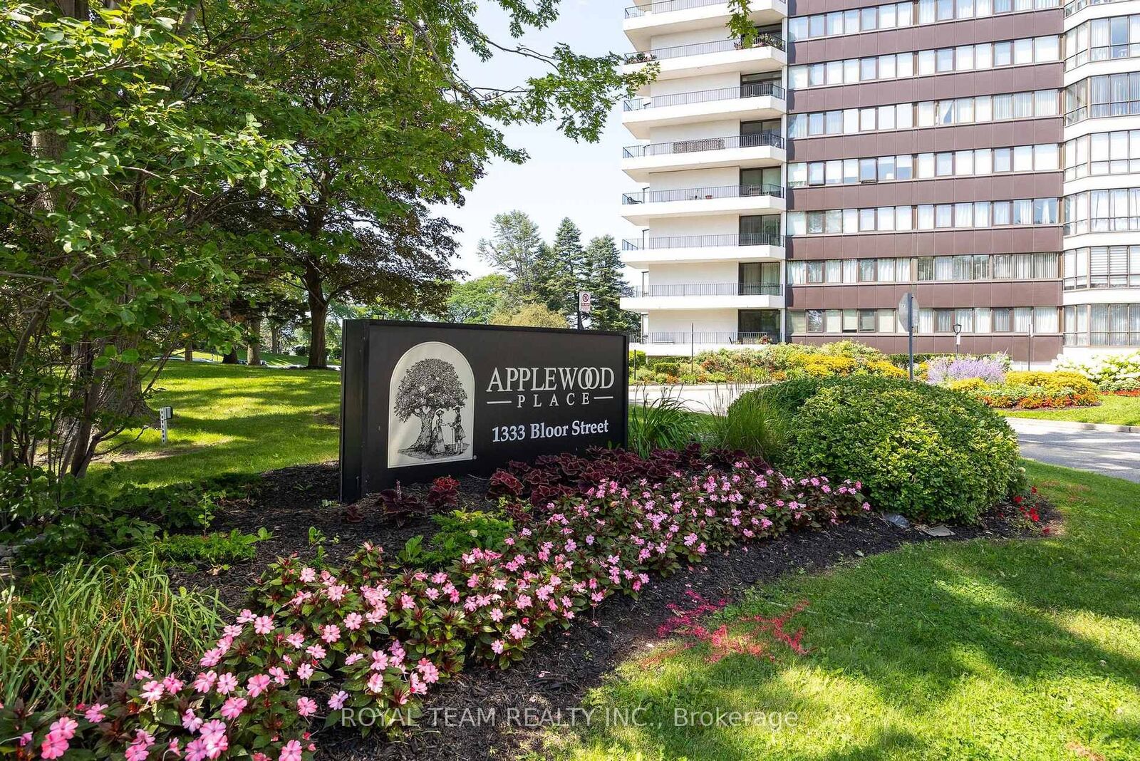 Property Photo:  1333 Bloor Street 2004  ON L4Y 3T6 