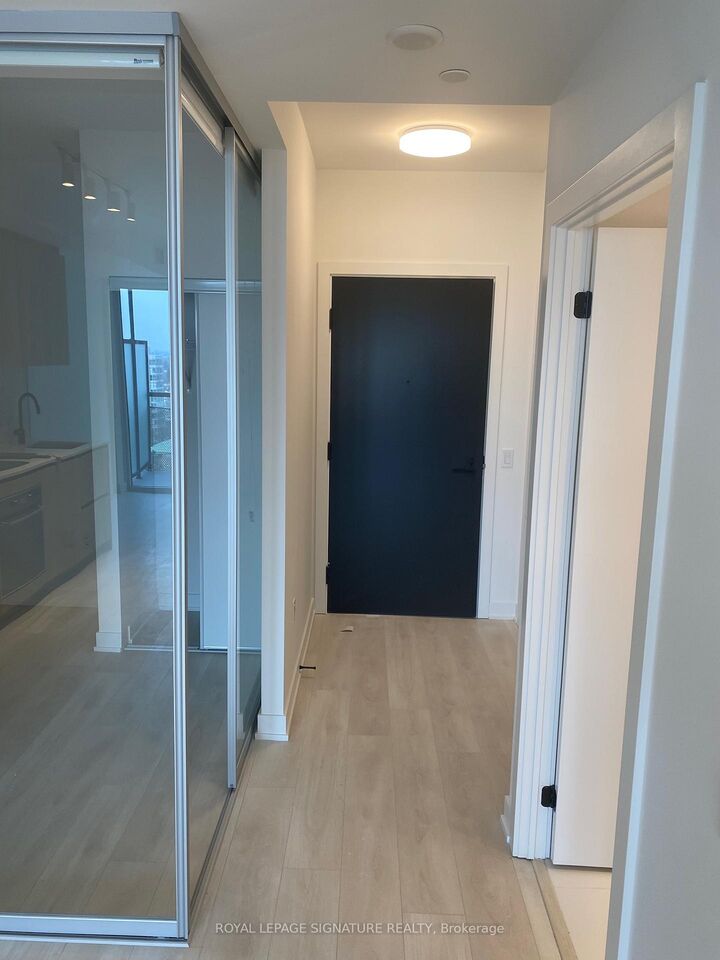 Property Photo: 117 Broadway Avenue 1407 ON M4P 1V3