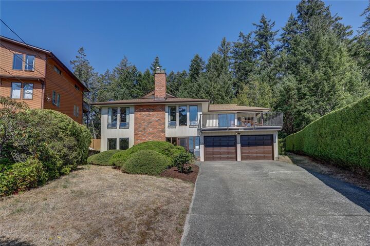 Property Photo: 162 Sir Lancelot Pl BC V9T 4K4