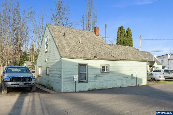 Property Photo:  764 NE Main St  OR 97396 
