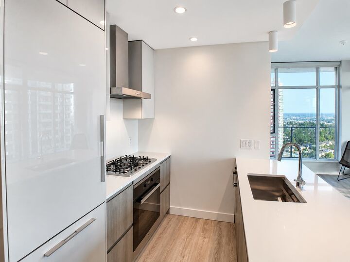 Property Photo: 6511 Sussex Avenue 1804 BC V5H 0K5