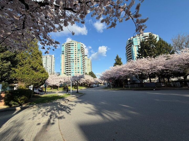Property Photo: 6577 Southoaks Crescent 13 BC V5E 4J9