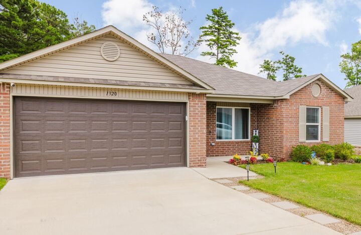 Property Photo: 1320 Meadows Drive AR 72019