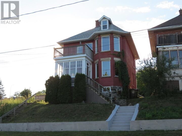 Property Photo:  4 Crown St  ON P7B 3J6 