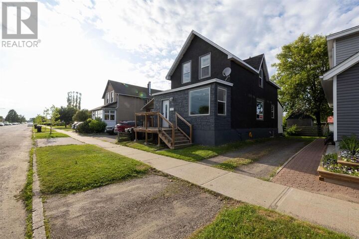 Property Photo:  513 Christina St E  ON P7E 4P4 