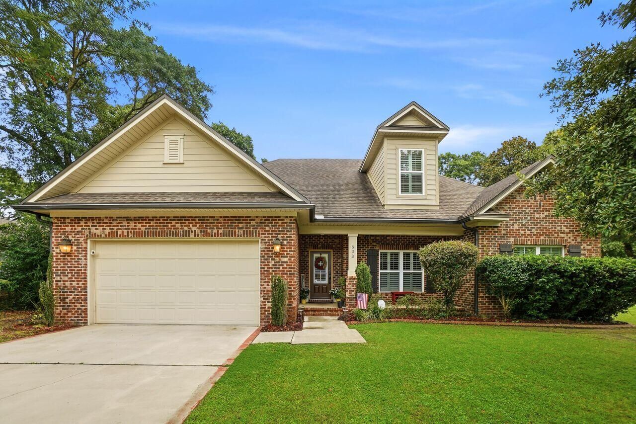 Property Photo: 638 NE Country Club Avenue FL 32547