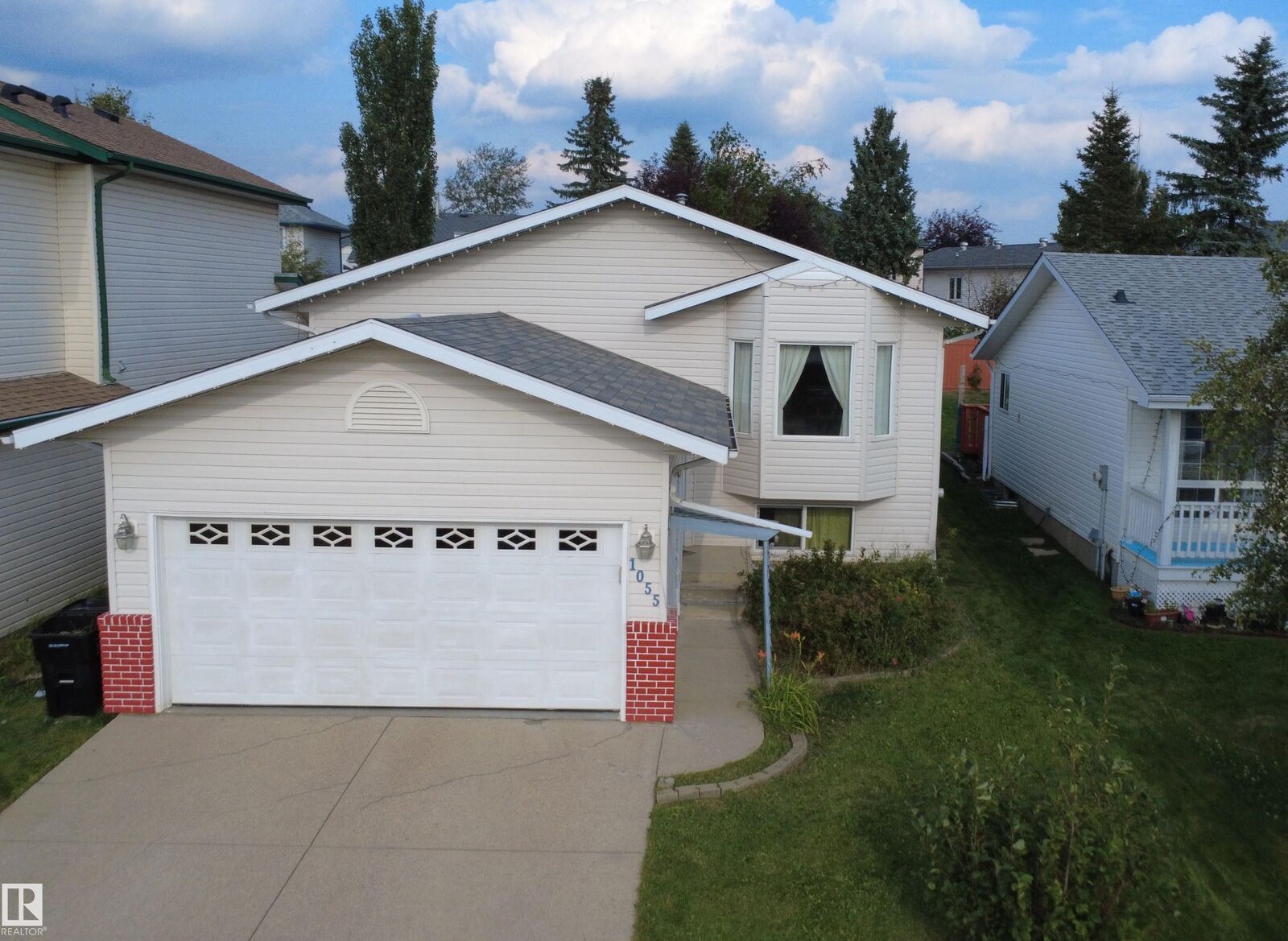 Property Photo:  1055 Jones Crescent NW  AB T6L 6Y1 