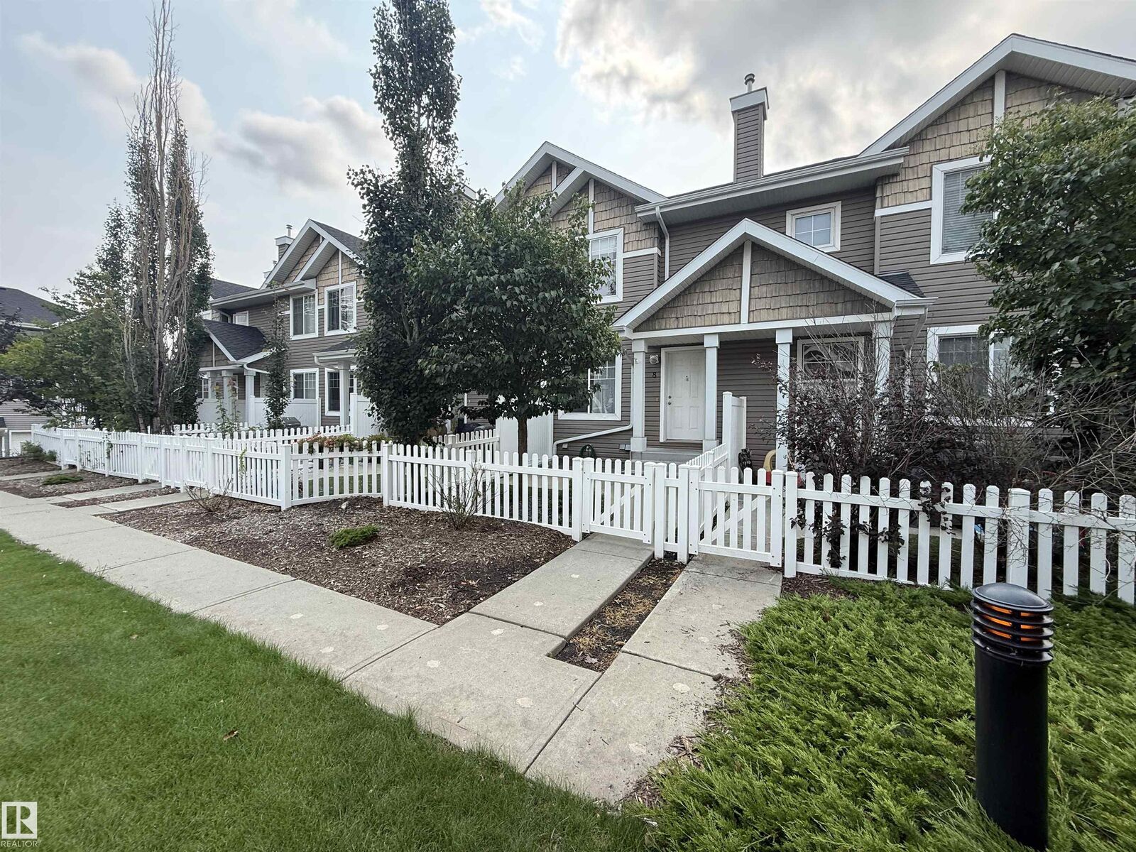 Property Photo:  3075 Trelle Crescent NW 8  AB T6R 3V5 