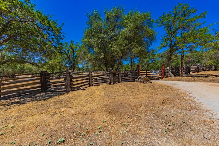 Property Photo: 49610 House Ranch Road CA 93645