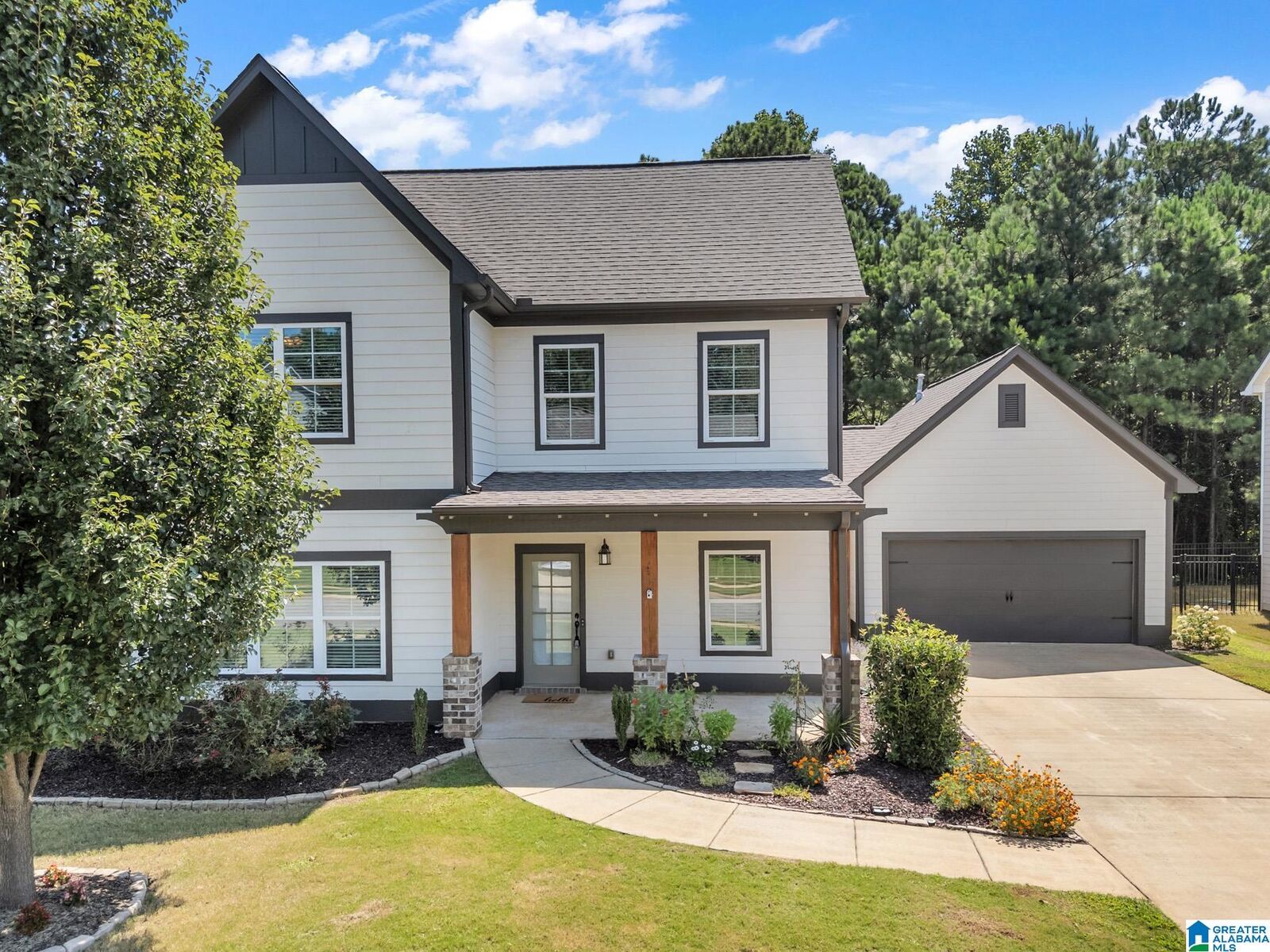 Property Photo: 305 Lake Ridge Drive AL 35173