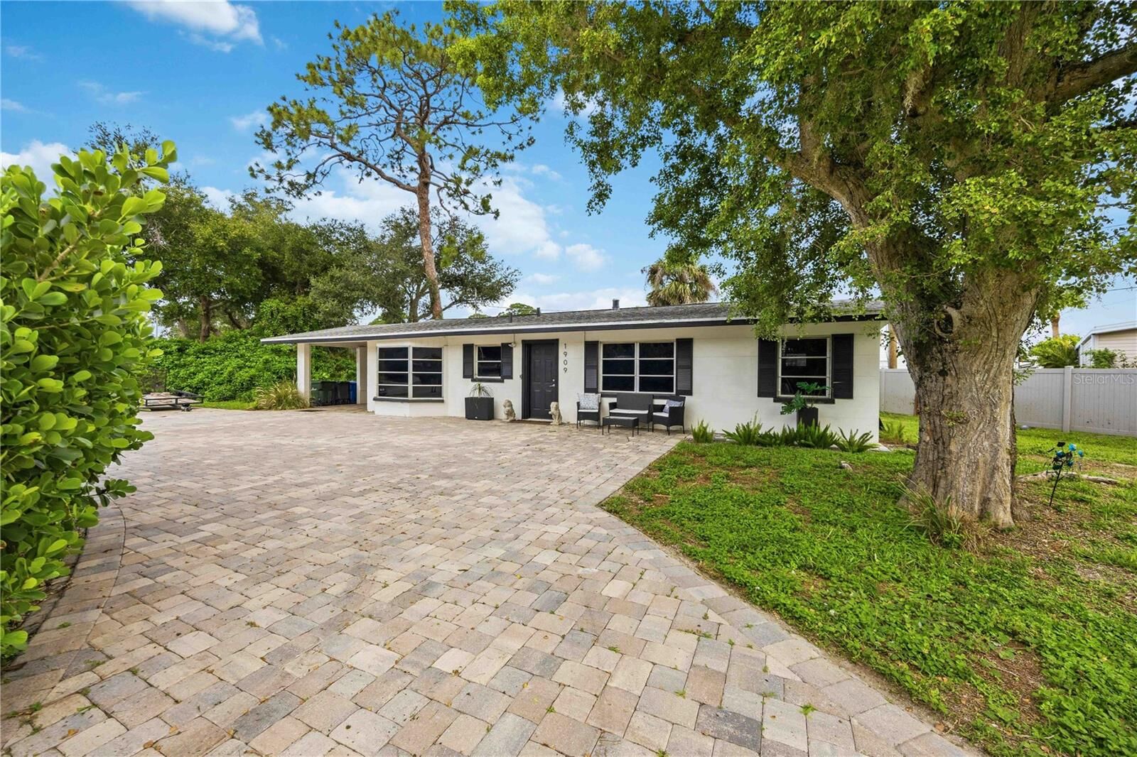Property Photo:  1909 Buccaneer Drive  FL 34231 