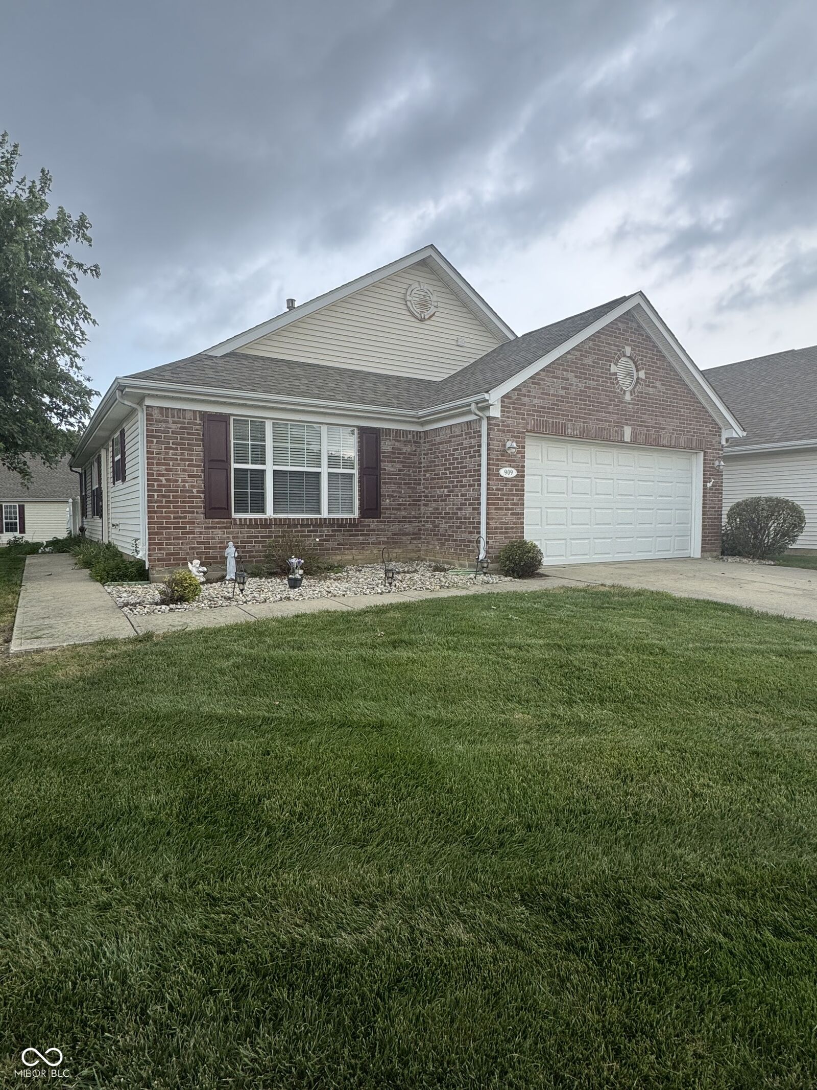 Property Photo:  909 W Lincoln Park West Drive  IN 46142 