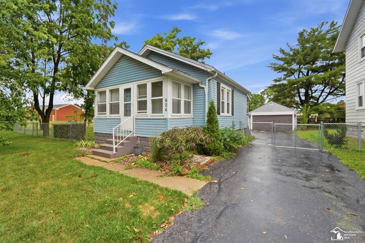 Property Photo: 624 Palmwood Avenue MI 48161