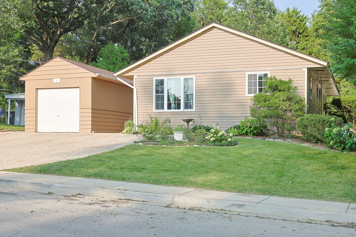 Property Photo:  716 Navajo Drive  IL 60110 