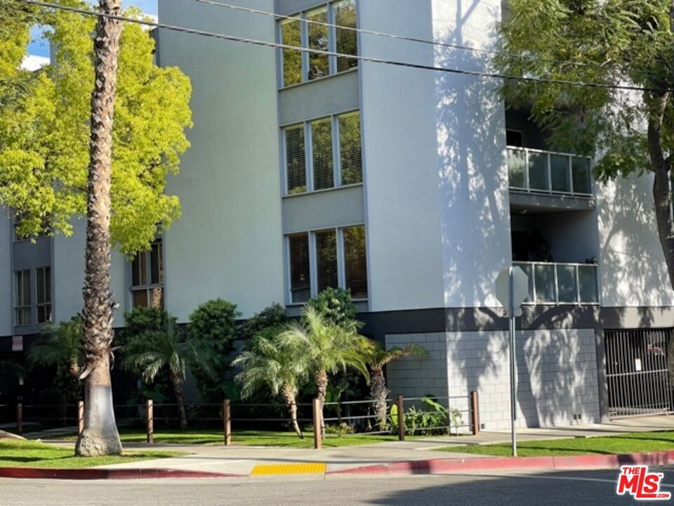 Property Photo:  7556 Hampton Avenue 304  CA 90046 