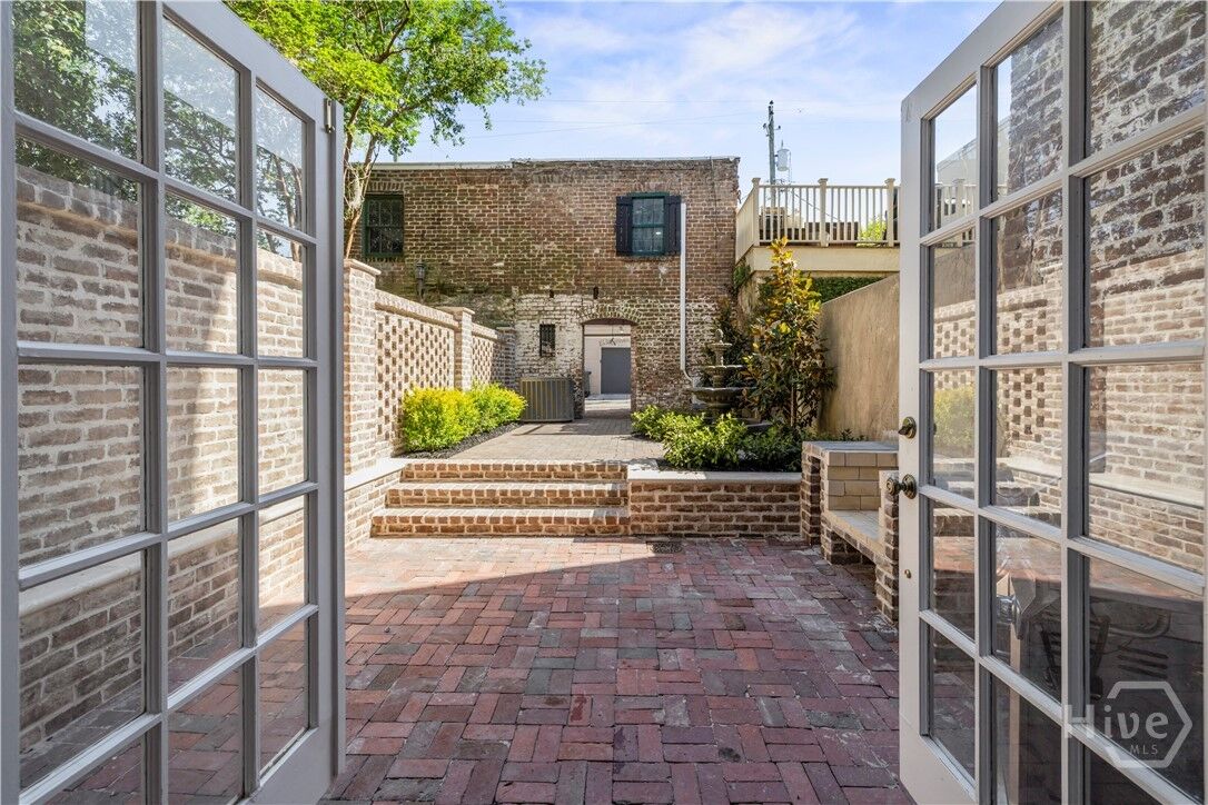 Property Photo:  419 E Charlton Street  GA 31401 