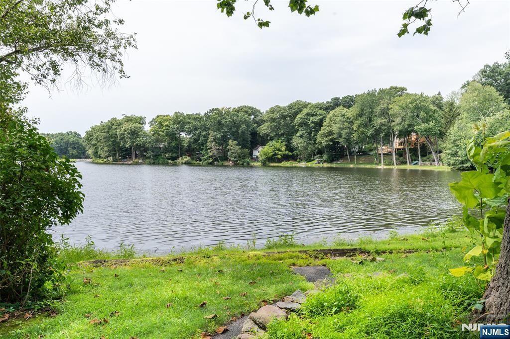 Property Photo:  23 Cabot Lane  NJ 07405 