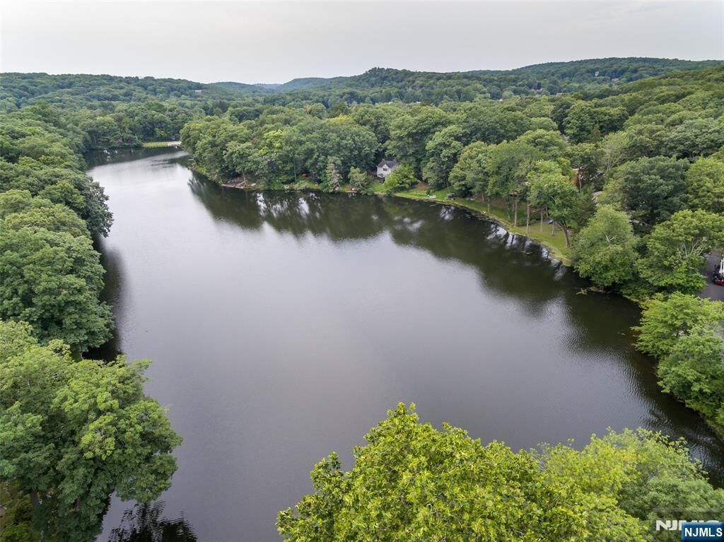 Property Photo:  23 Cabot Lane  NJ 07405 