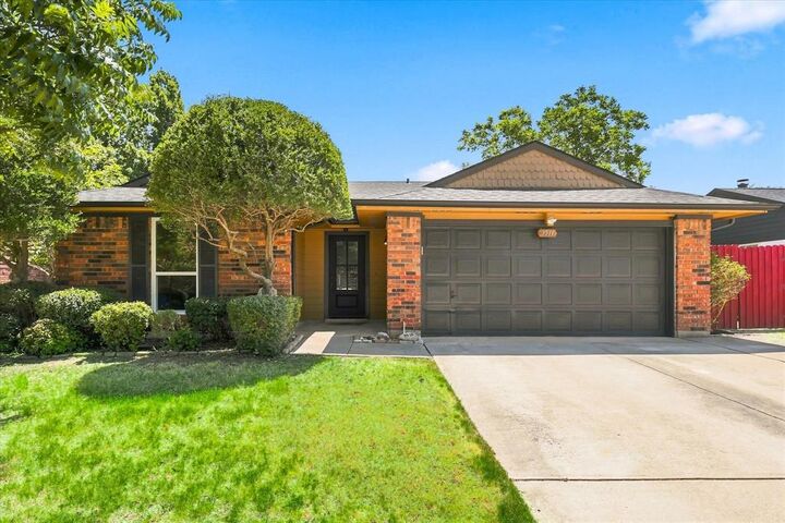 Property Photo: 3511 Meadowview Drive TX 76210