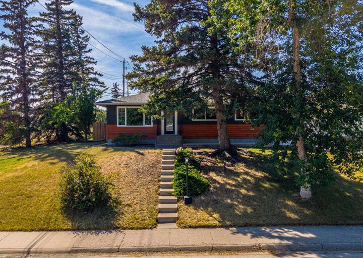 Property Photo: 81 White Oak Crescent SW AB T3C 3J9