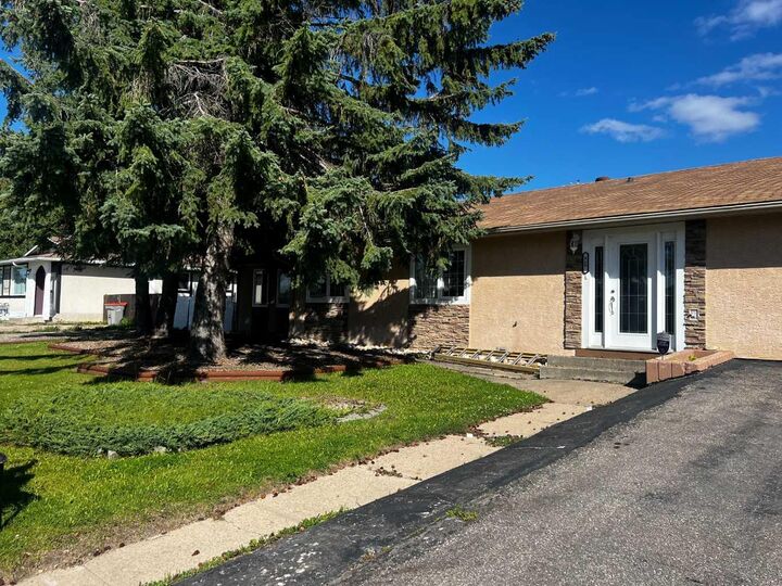 Property Photo: 507 Hammond Dr S AB T0H 1P0